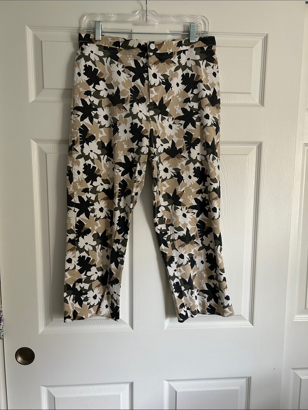 Women's Floral Capris in Beige, Black & White